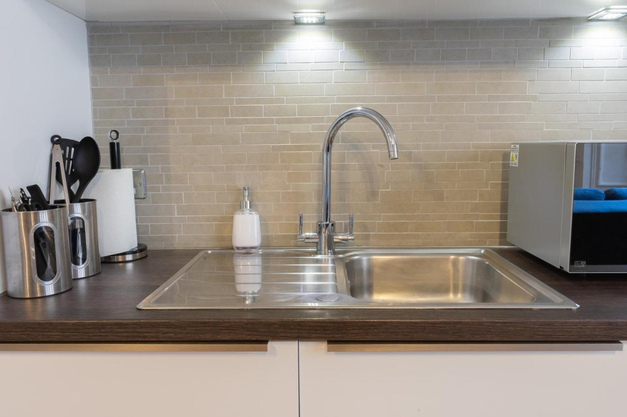 Executive City Centre Apartment With Gated Parking And Stylish Rooms Includes Privacy And Space With Luxury Feel Plus Courtyard Garden In Amazing Location And Very Highly Rated Peterborough Exterior photo